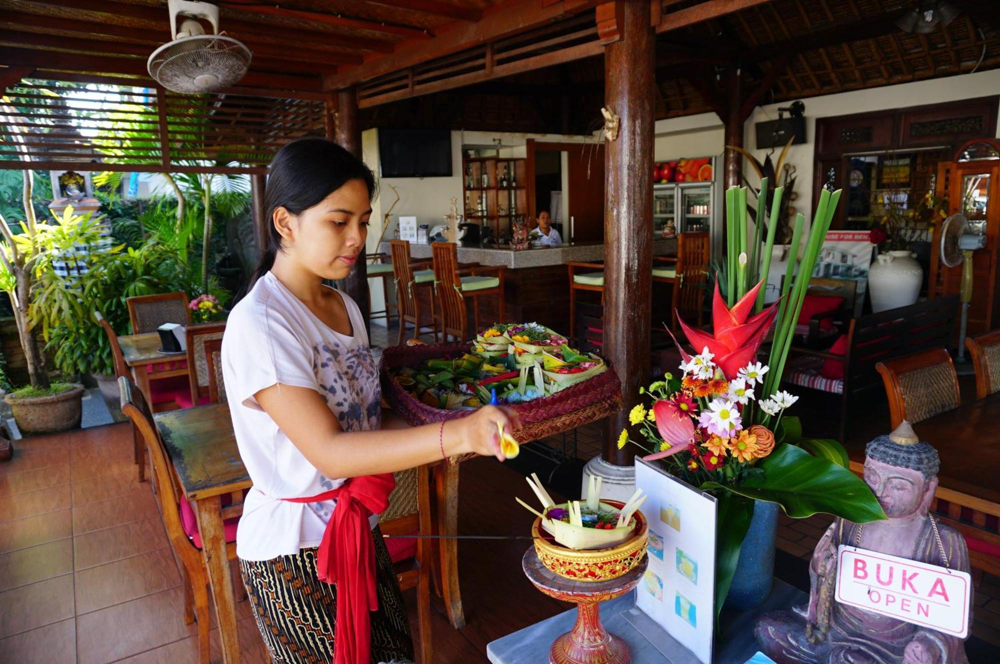 Yulia 2 Homestay Sanur Buitenkant foto