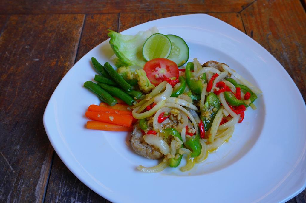 Yulia 2 Homestay Sanur Buitenkant foto